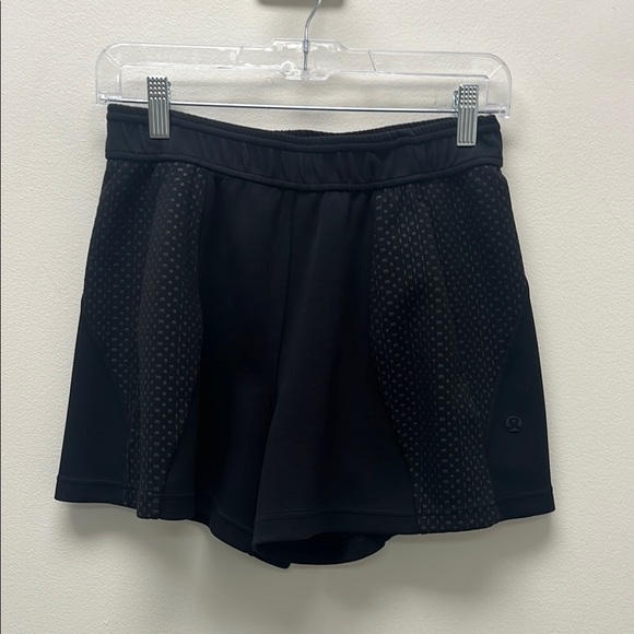 LULULEMON embossed panel hi-rise shorts. sz xs - Picture 1 of 4